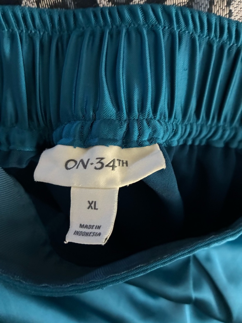 Beautiful Dark Teal Flowing Wide-Leg Satin Pants w/ Pockets - Picture 6 of 7